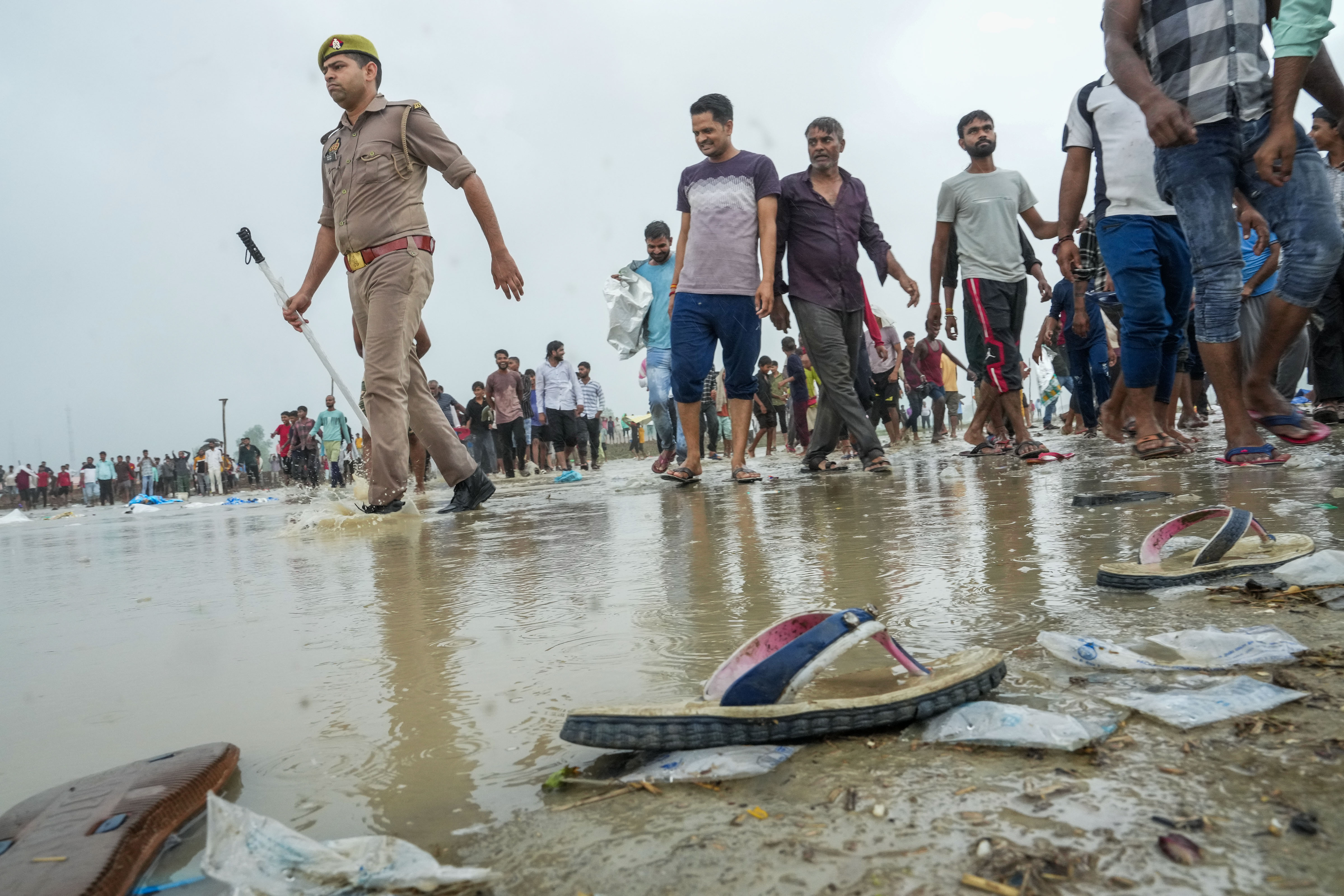 https://salarnews.in/public/uploads/images/newsimages/maannewsimage03072024_161257_hathras stampede.jpg